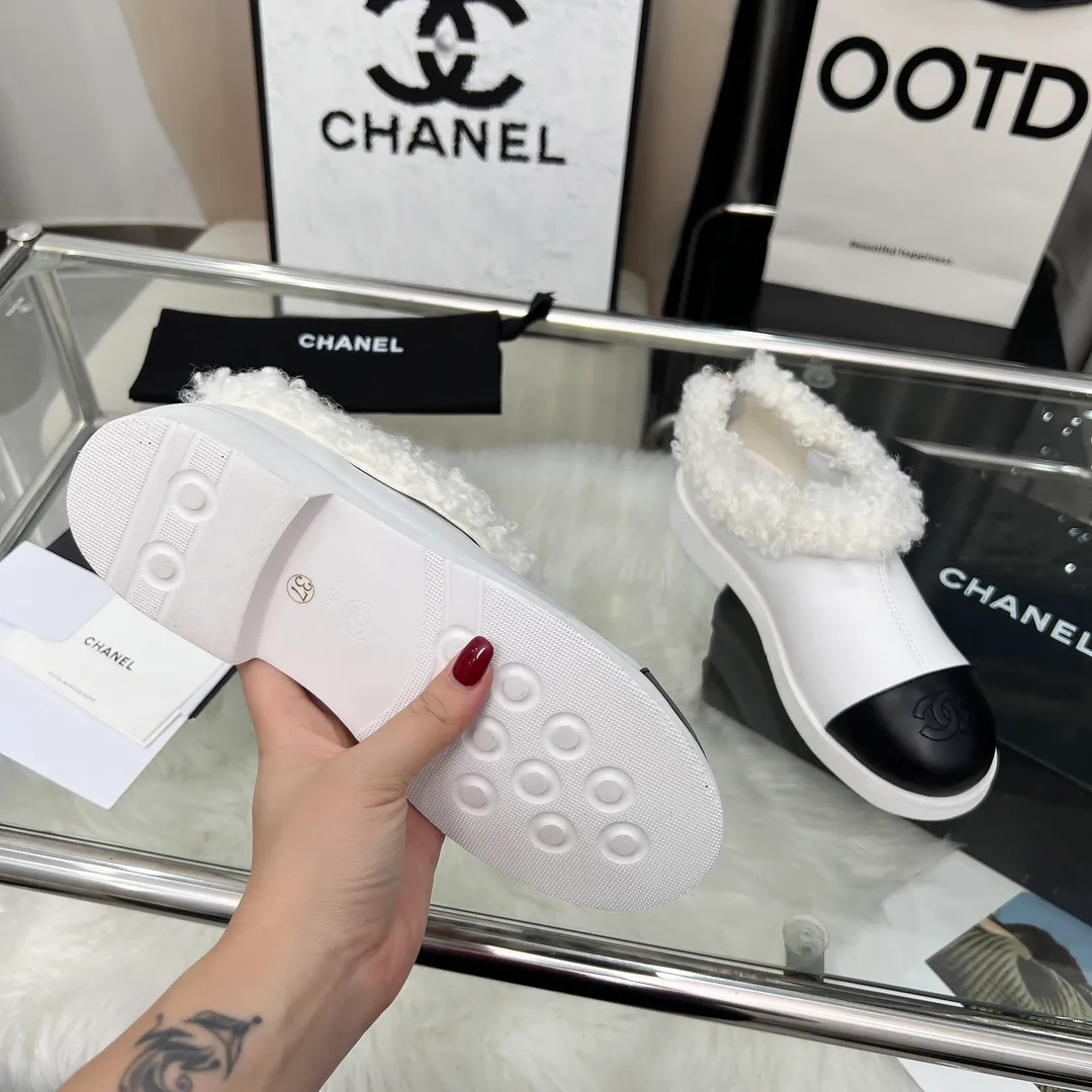 👟👟Ex-factory price 540👟👟 High version of Chanel CHANEL, 🌞🌞🌞Xiaoxiang’s latest 2025 autumn and winter short boots, a must-have item for this autumn and winter season! ! Ms. Chanel loves simple yet irresistible combinations to show her unique style. Mix and match freely to shine⚡Follow Grandma’s fashion steps! ! ! The top-notch craftsmanship and texture are perfectly presented. No matter any details, you can compare them with the counters. The best quality products can be entered and exited from the counters at will! ! ❶Material: imported cowhide/cow suede/wool ❷Lining: sheepskin lining ❸Feet: sheepskin ❹Outsole: original molded sole ❺Heel height: 3cm ❻Number of yards: 35-40 (40 and 41 are customized and non-refundable)